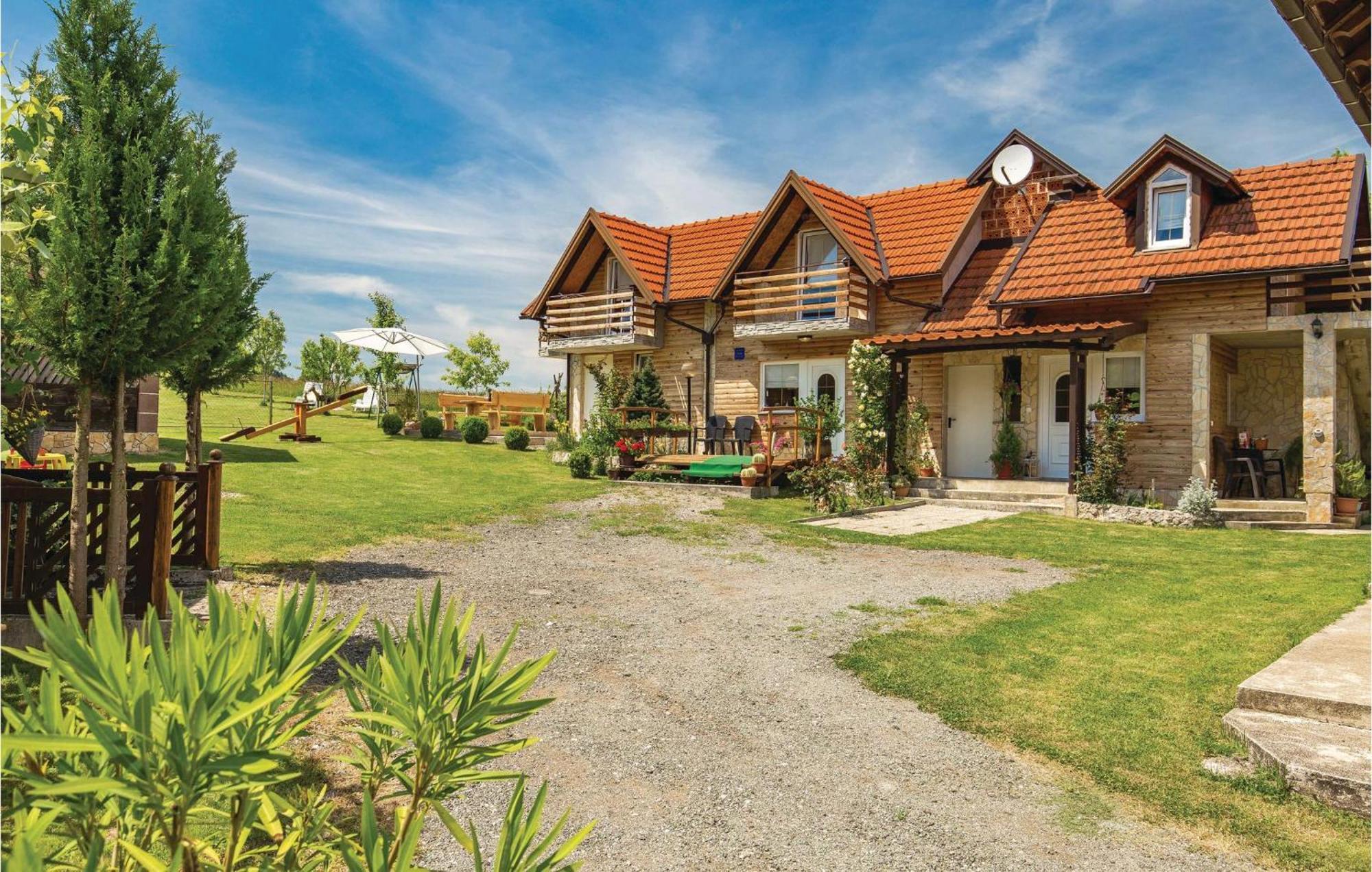 2 Bedroom Cozy Home In Licko Lesce Exterior photo